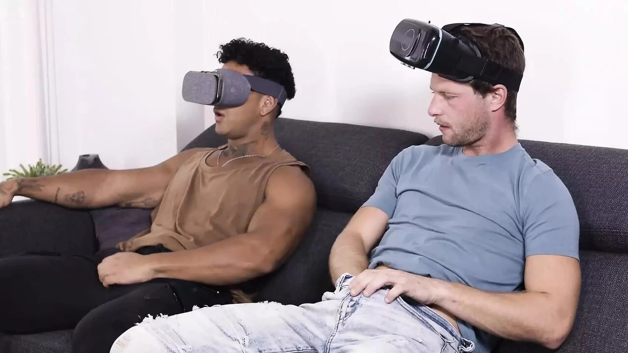 HETEROFLEXIBLE – Str8 Benjamin Blue Tries VR Porn With Buddy Kenzo Alvarez, Decides To Ride His Cock